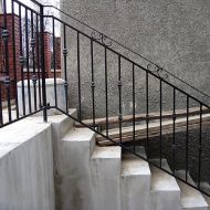 Poręcz kuta przy schodach