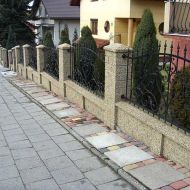 Długie stylowe ogrodzenie, zdjęcie od strony ulicy