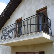 Balkon, a w tle wytynkowana ściana
